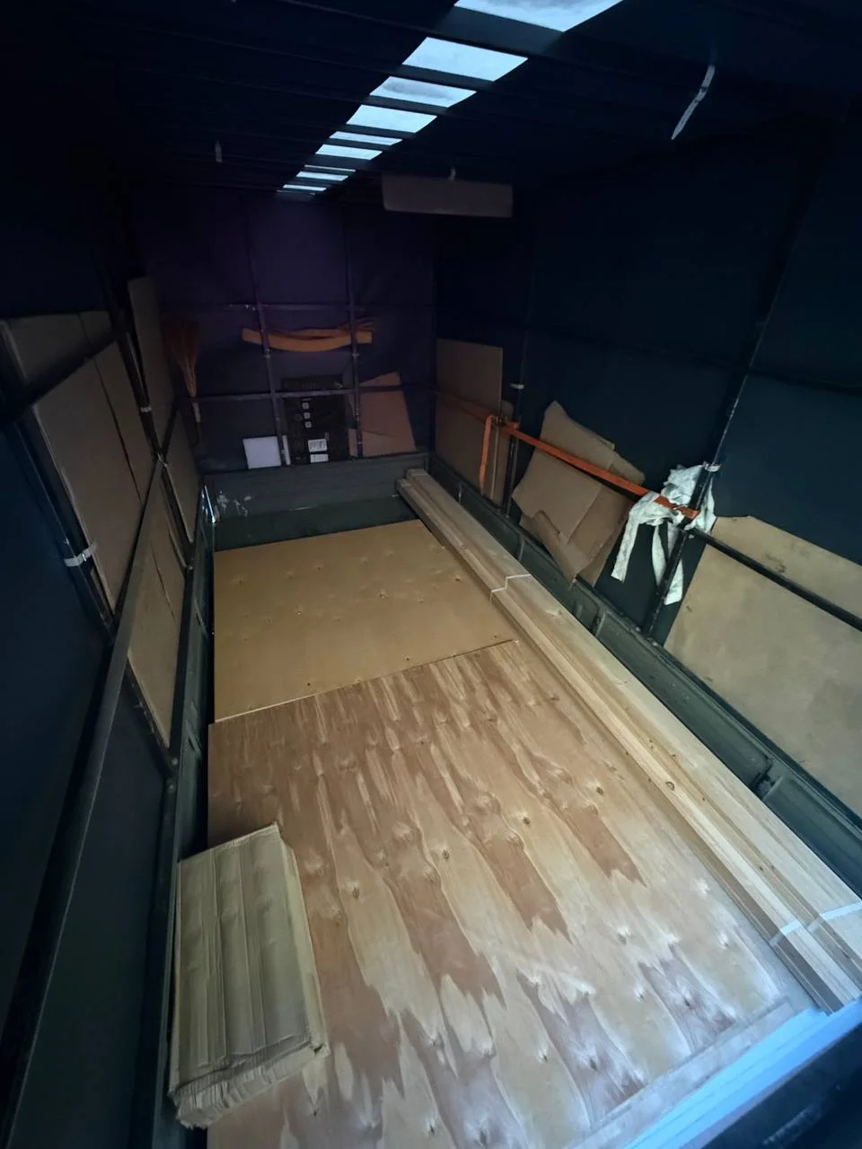 Организовали перевозку крупноформатной фанеры и погонажных изделий для отделочных работ. Весь груз надежно зафиксирован ремнями и защищен от повреждений кромок, что обеспечило полную сохранность материала.