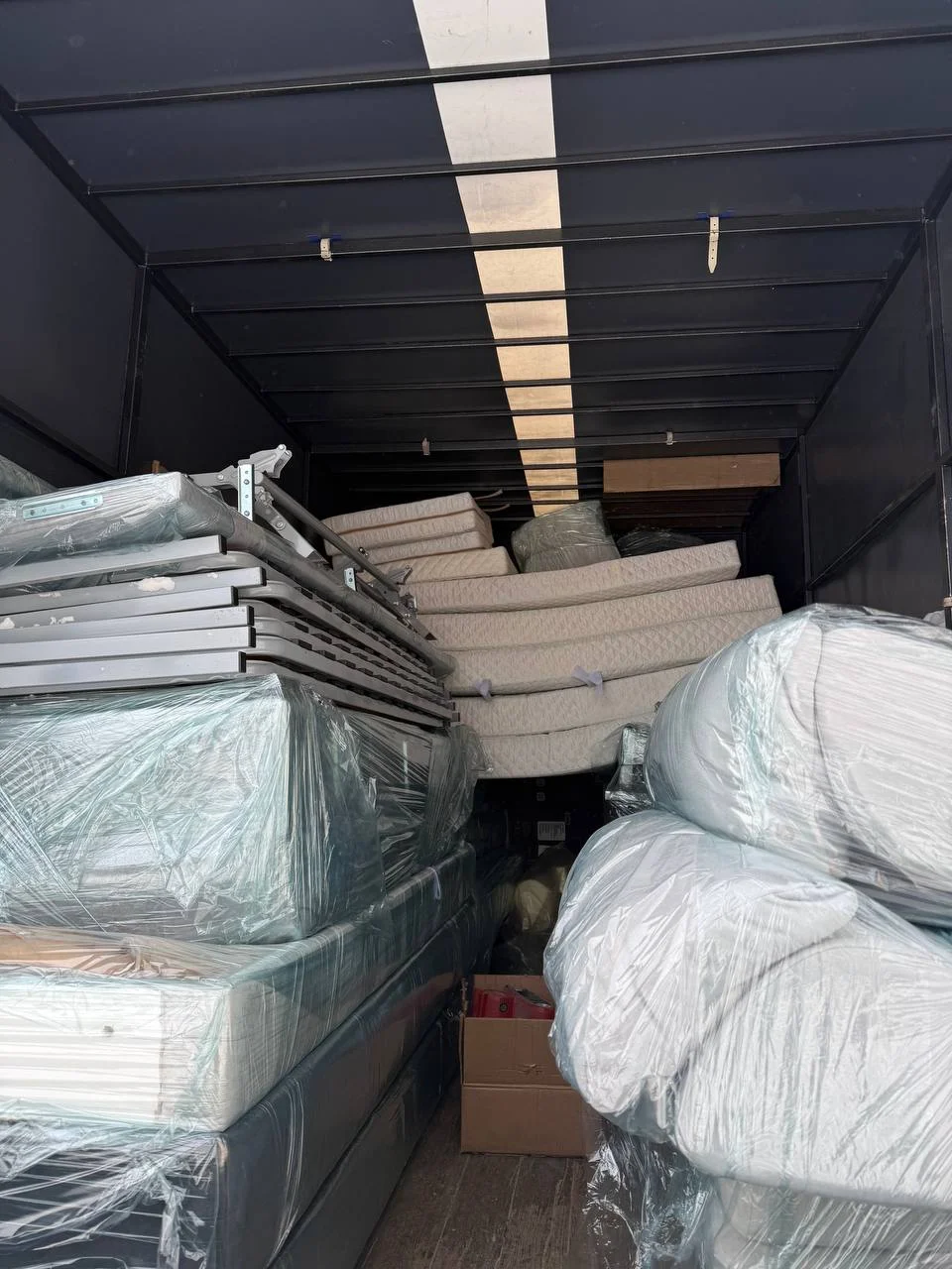 Выполнили масштабную доставку спальных систем для коммерческого объекта: плотная укладка в фургоне и защита каждого изделия стрейч-пленкой гарантировали сохранность груза.