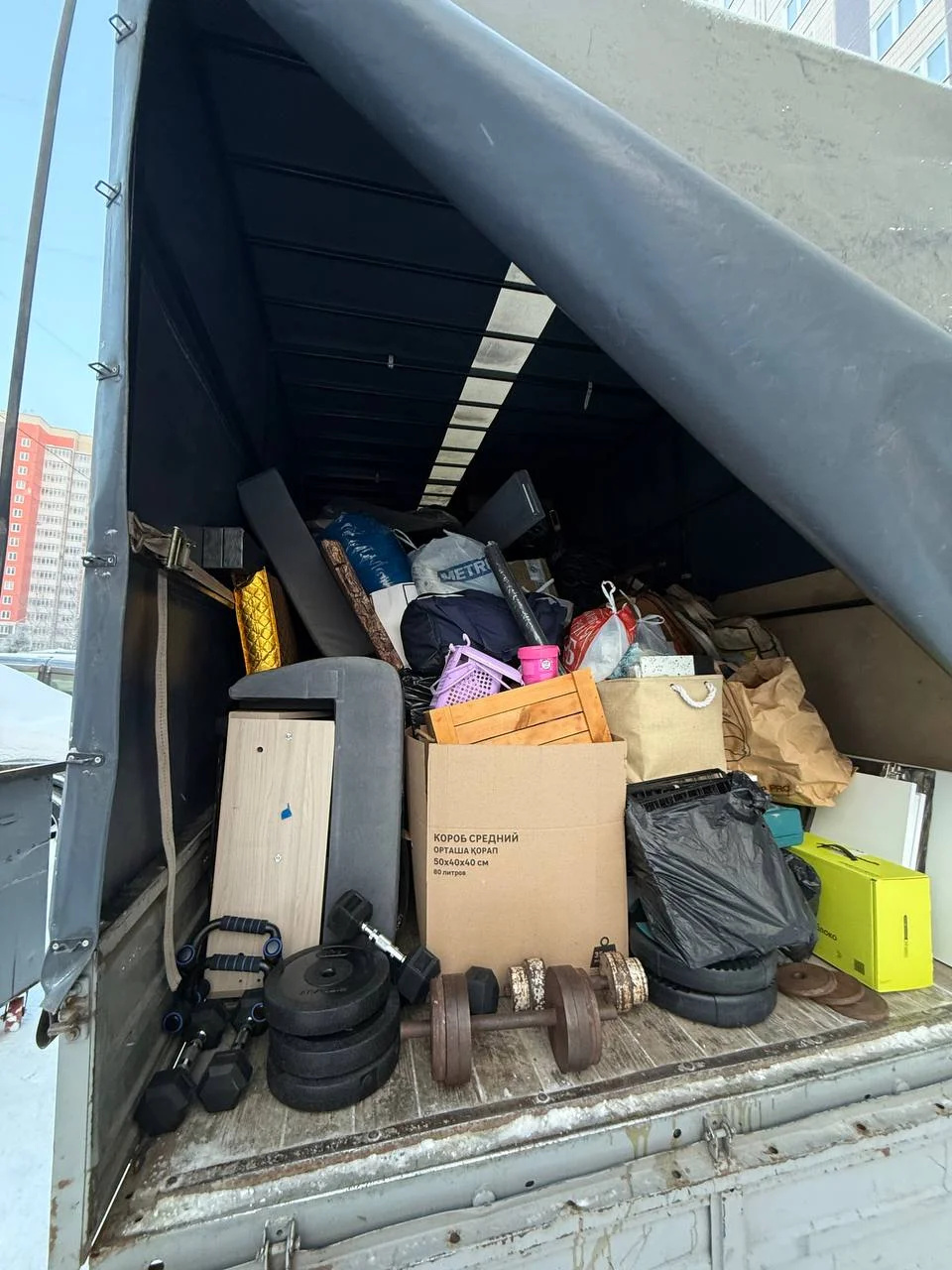 Организовали перевозку личных вещей и тяжелого спортивного оборудования (гантели, блины, скамья) в жилой комплекс. Обеспечили безопасную погрузку разнопланового груза: от хрупких коробок до тяжелого железа.