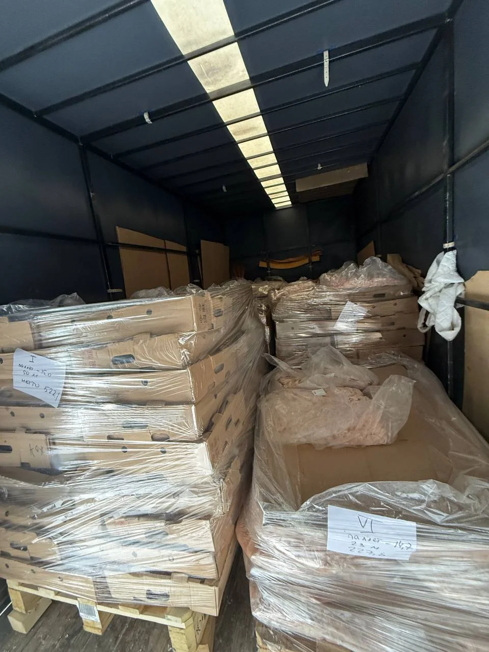 Организовали доставку партии длинномерных мебельных панелей весом более 1,5 тонн. Обеспечили надежную фиксацию паллет в фургоне для полной сохранности кромок и заводской упаковки.