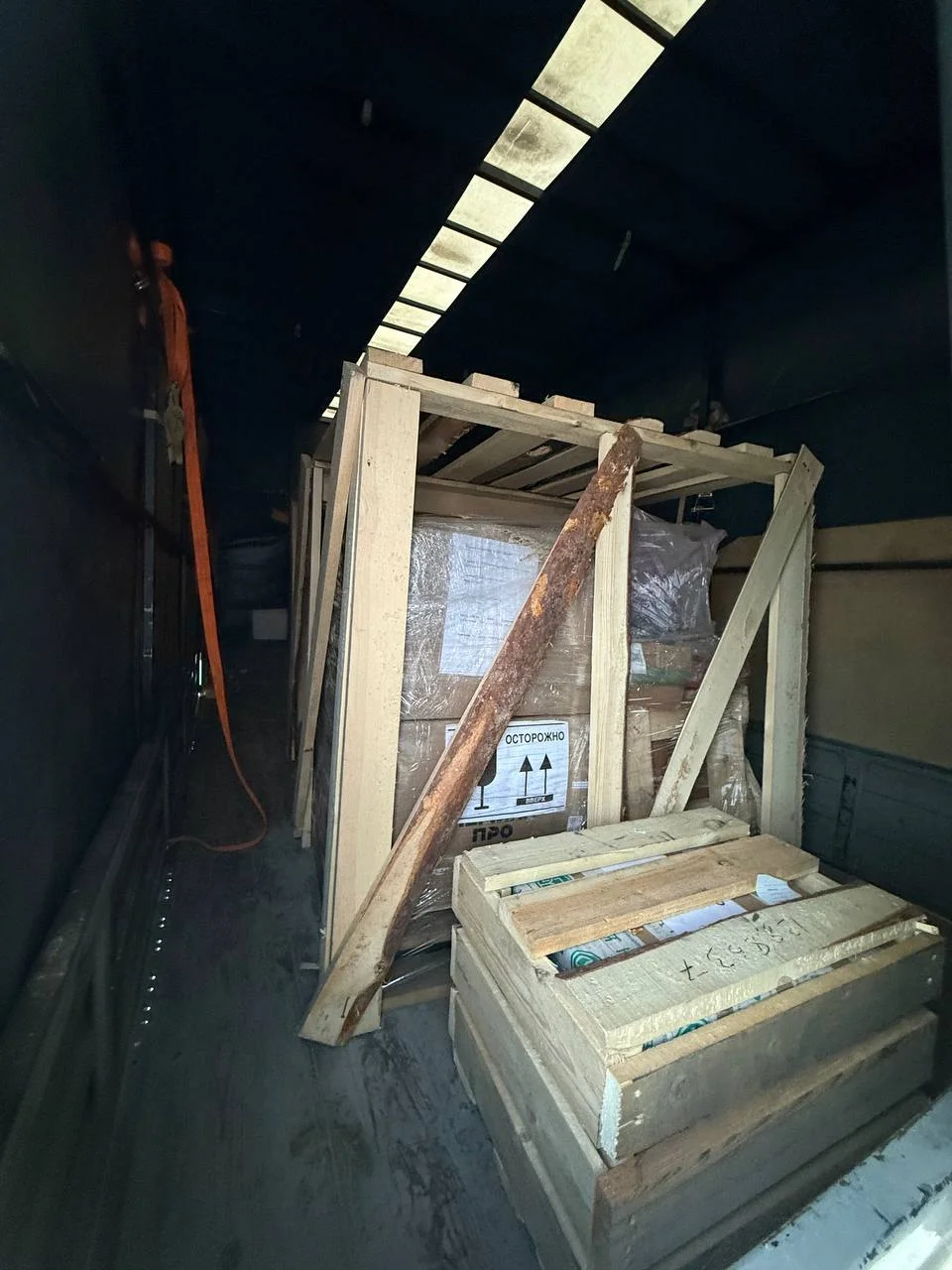 Организовали безопасную перевозку партии промышленного оборудования с использованием защитного деревянного каркаса. Весь груз был надежно зафиксирован стяжными ремнями для предотвращения повреждений при транспортировке.