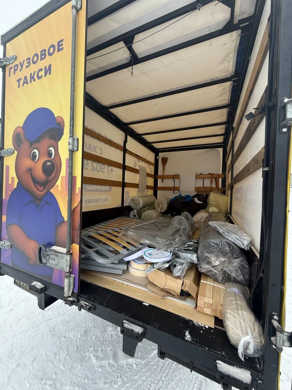 Перевезли комплект мебели для спальни, включая хрупкие ортопедические основания. Обеспечили надежную фиксацию в кузове и защиту груза от влаги в зимних условиях.