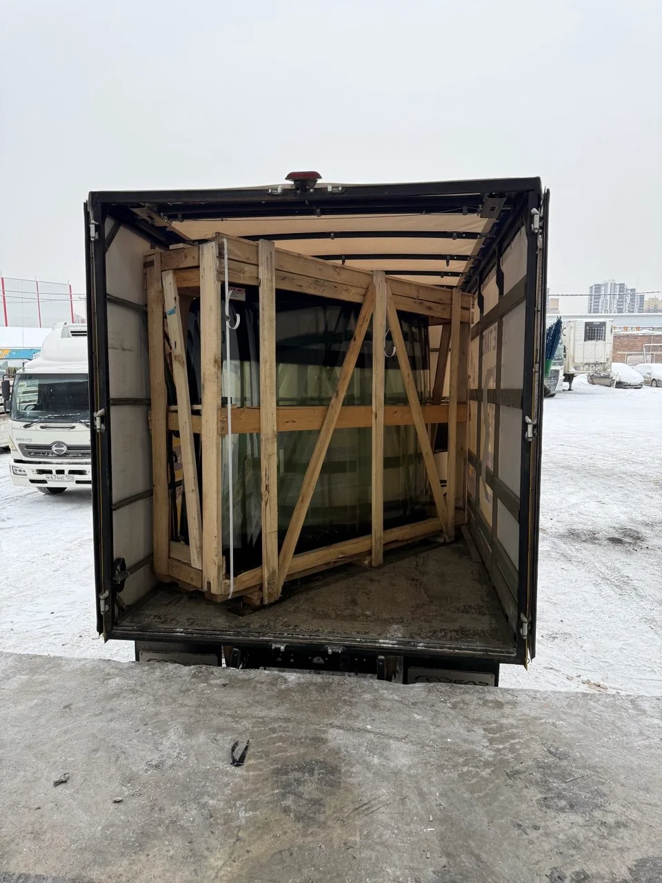 Организовали бережную доставку хрупкого стекла для спецтехники в жесткой защитной обрешетке. Обеспечили надежную фиксацию негабаритного груза в кузове и аккуратную выгрузку в условиях зимнего сезона.