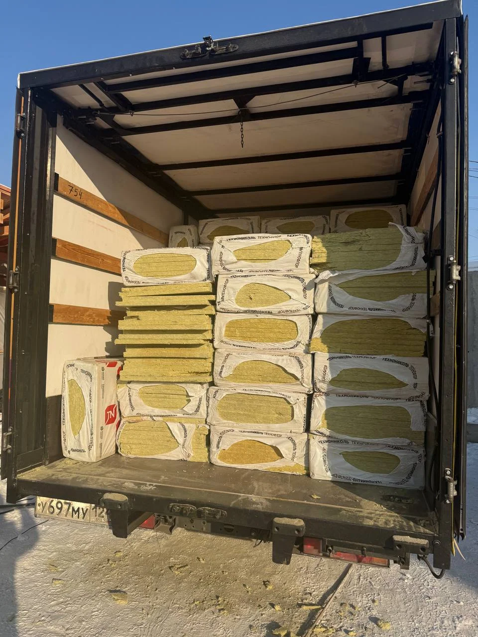 Перевезли партию теплоизоляции ТЕХНОНИКОЛЬ для обустройства полов на объекте. Обеспечили бережную погрузку и плотную укладку, сохранив целостность кромок хрупкого материала при транспортировке.