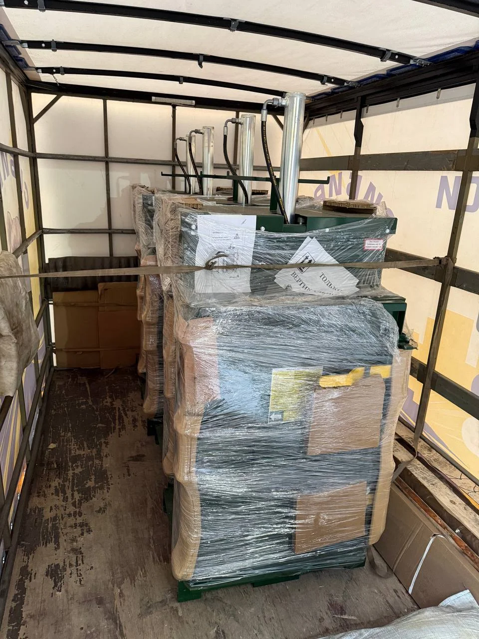 Организовали безопасную перевозку партии тяжелого оборудования с высоким центром тяжести. Обеспечили надежную фиксацию стяжными ремнями и соблюдение режима «только вертикально» на всем пути следования.