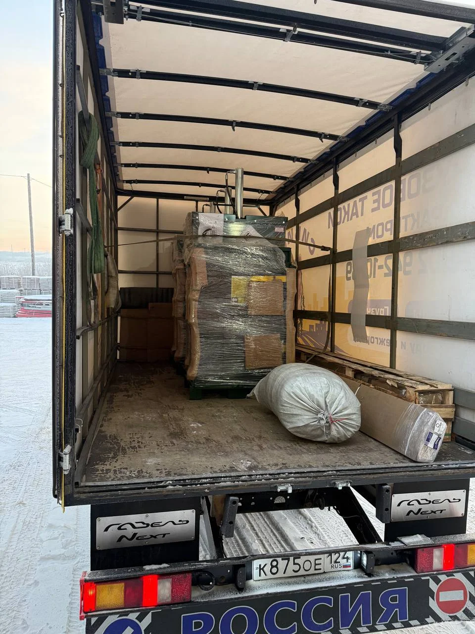 Организовали перевозку двух гидравлических прессов и комплектующих для производственного предприятия. Обеспечили надежную фиксацию тяжеловесного груза с высоким центром тяжести для безопасной транспортировки в зимних условиях.