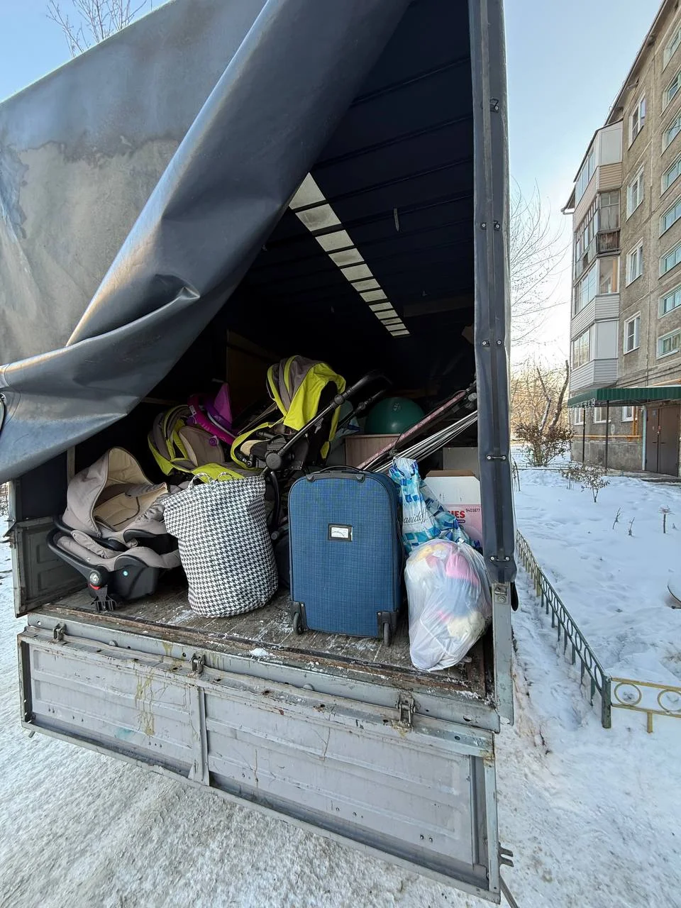 Организовали бережную перевозку личных вещей, включая детские коляски и мебель, из многоквартирного дома. Обеспечили сохранность груза в зимних условиях и плотную, безопасную укладку в кузове.