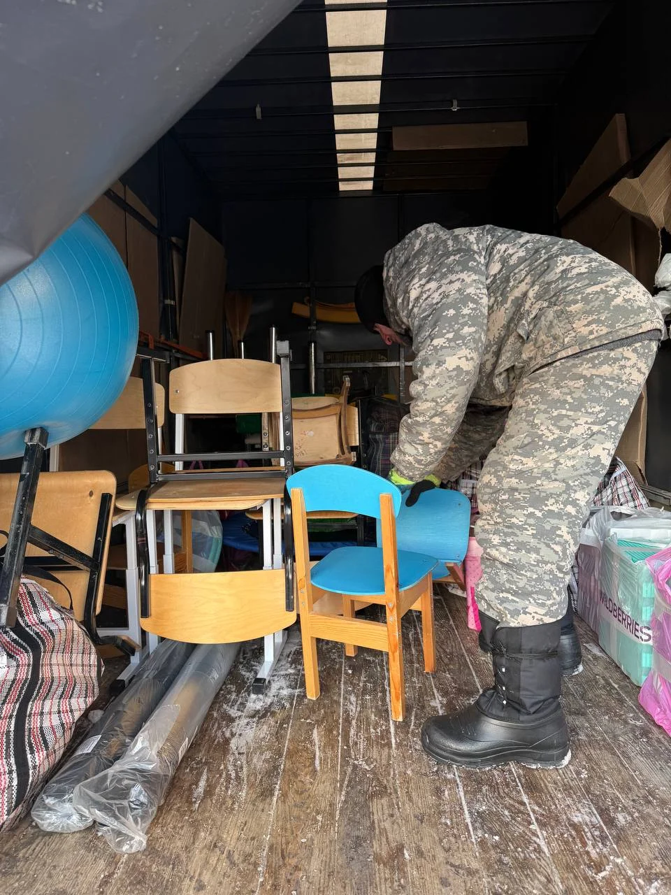 Организовали перевозку школьной мебели, спортивного инвентаря и учебных пособий. Обеспечили бережную погрузку разнопланового груза, от хрупких фитболов до металлических конструкций, в зимних условиях.